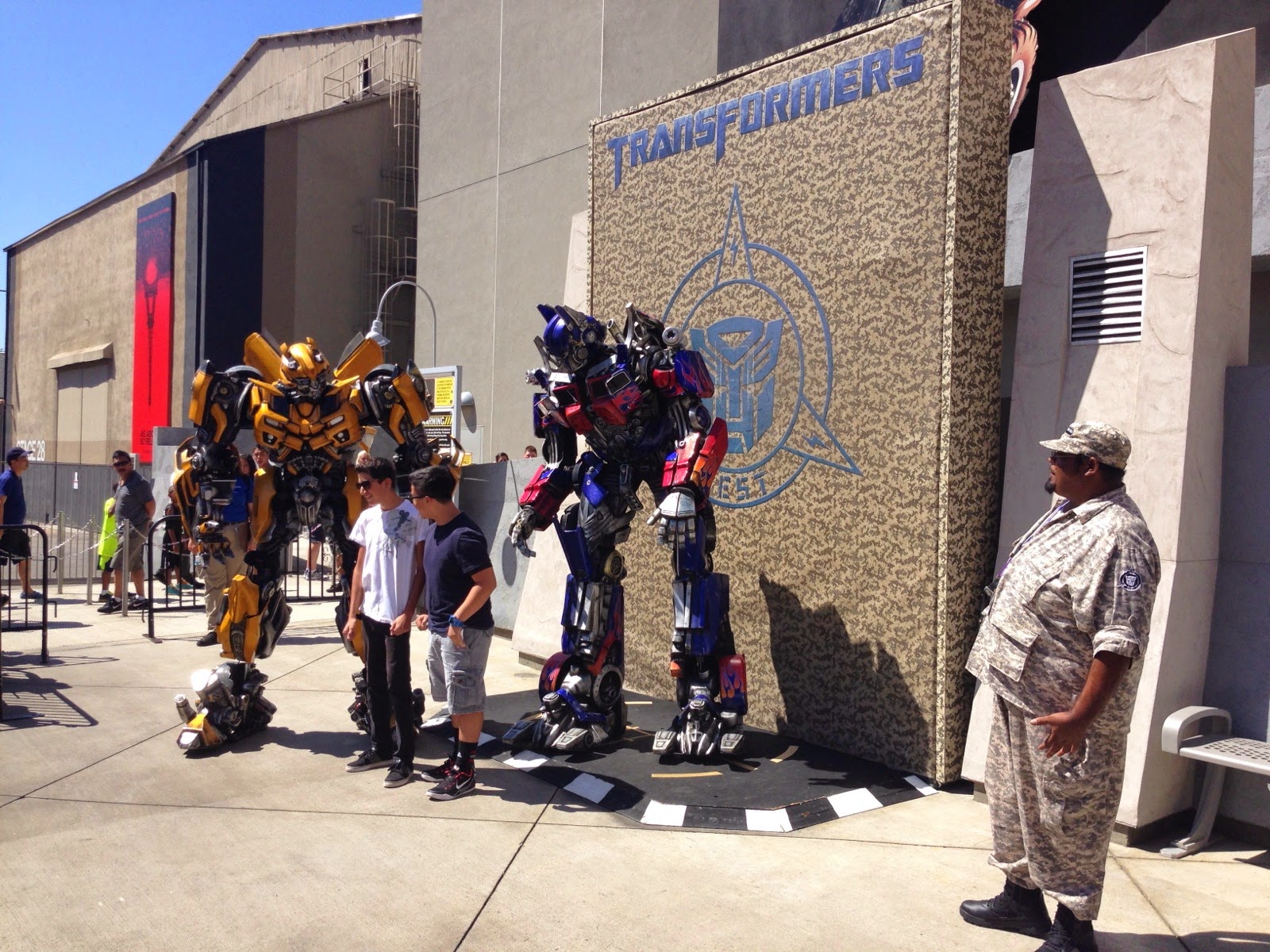 Les robots de Transformers à l’entrée de l’attraction