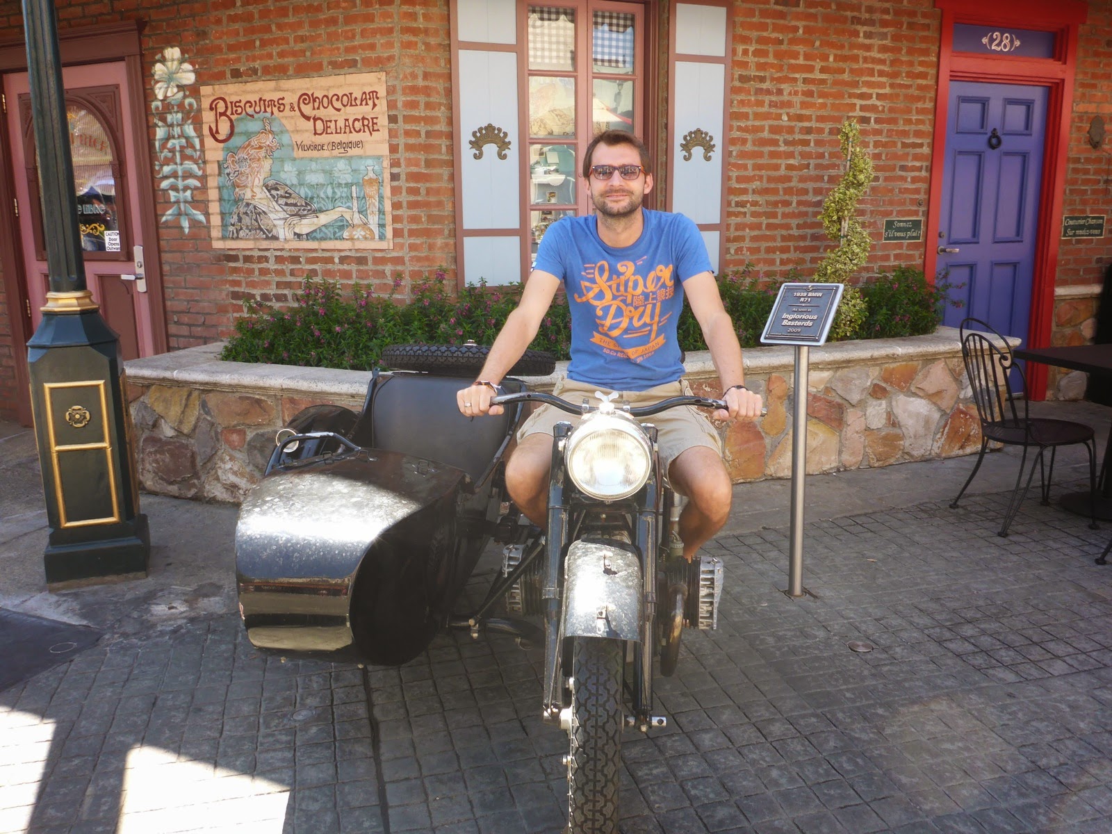 Sur une moto dans un décor de cinéma