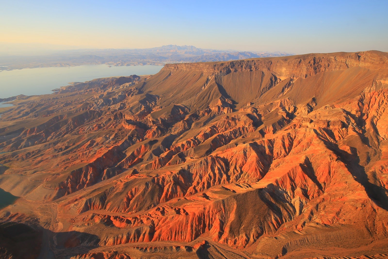 Les reliefs du désert vus du ciel