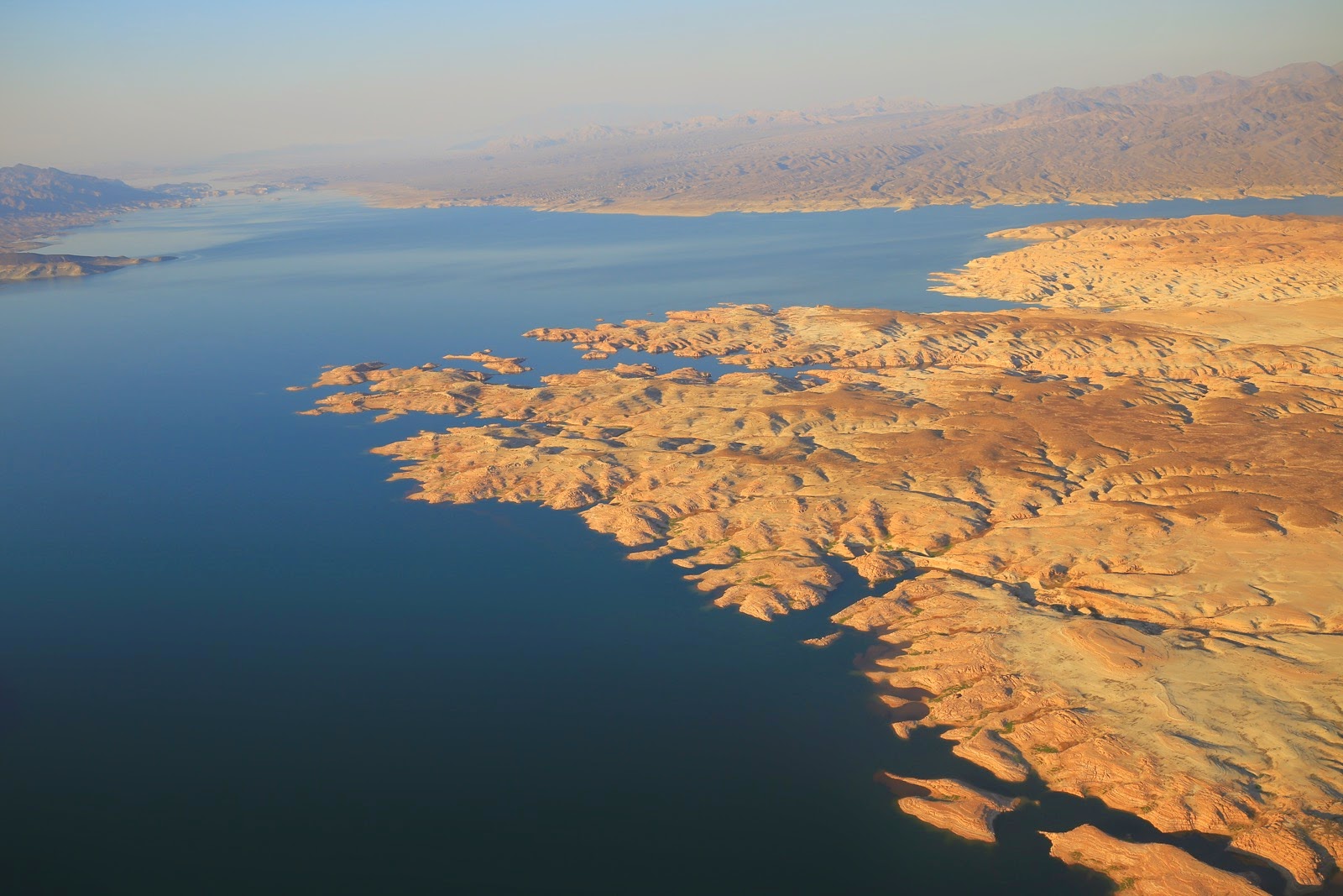 Les rives découpées du lac Mead