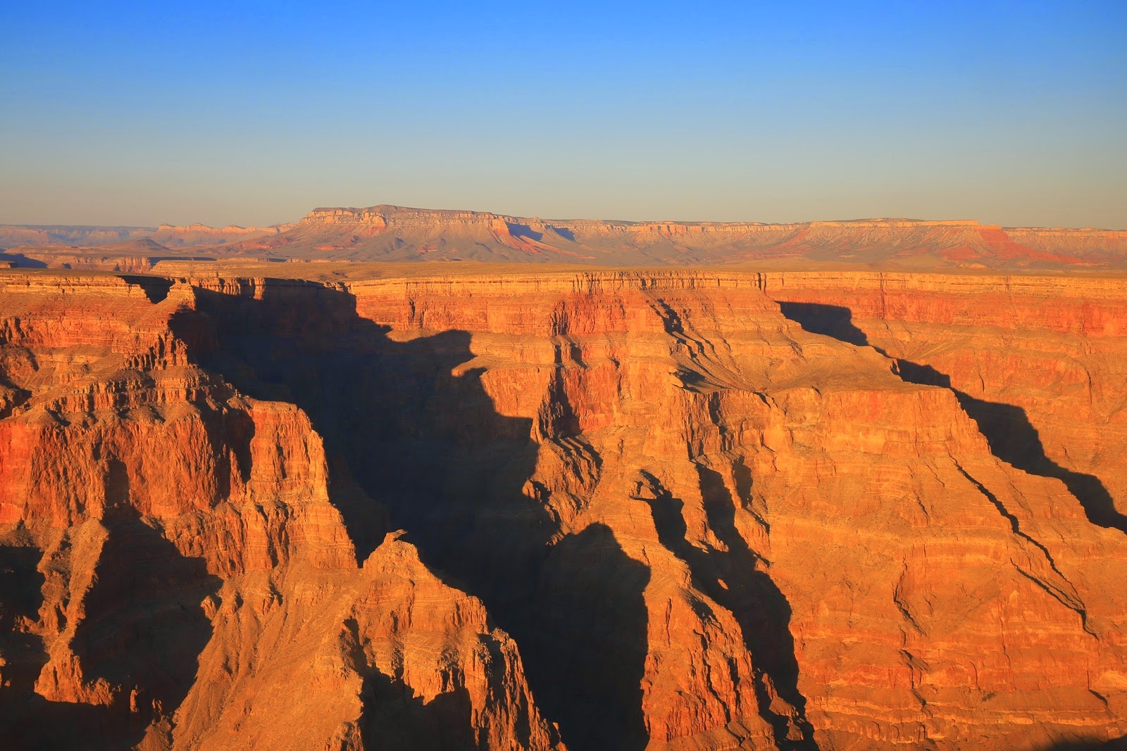 Les falaises du canyon dans la lumière du soir