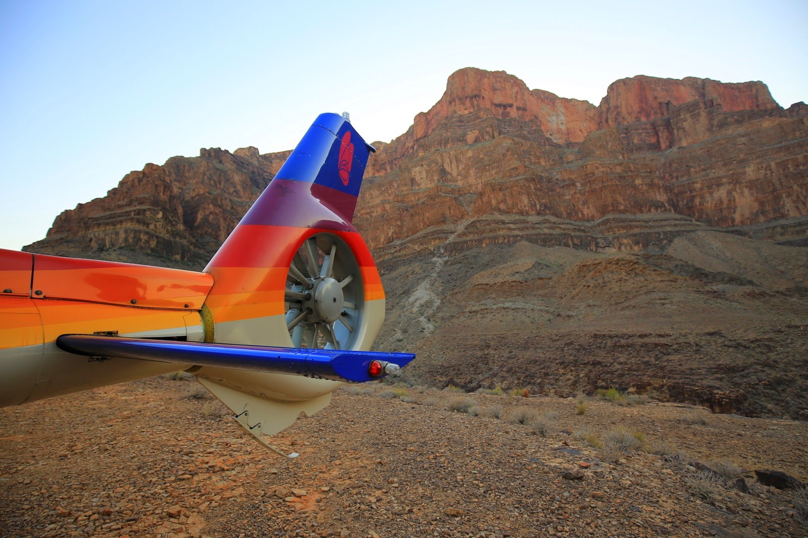 L’hélicoptère posé au fond du Grand Canyon