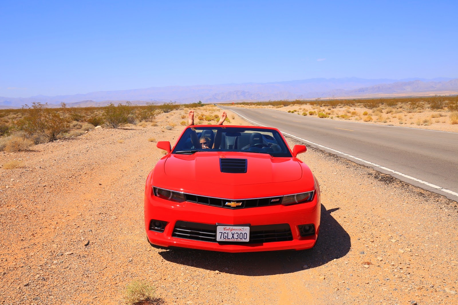 Notre Camaro SS rouge sur la route du désert