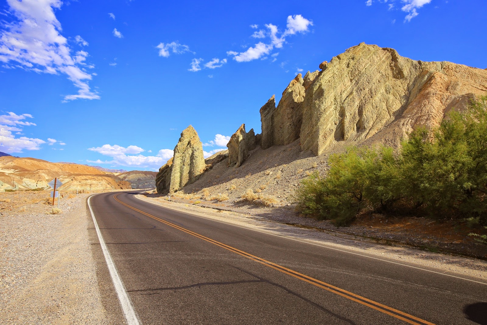 Une route déserte de Death Valley