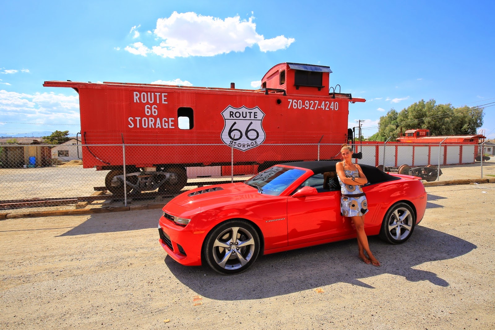 La Camaro devant un wagon de la Route 66