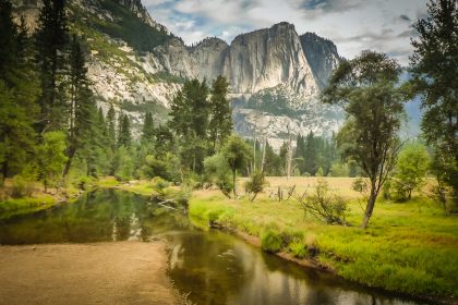 La vallée du Yosemite et ses falaises de granit, reflétées dans la Merced River