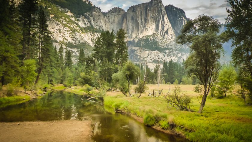 La vallée du Yosemite et ses falaises de granit, reflétées dans la Merced River