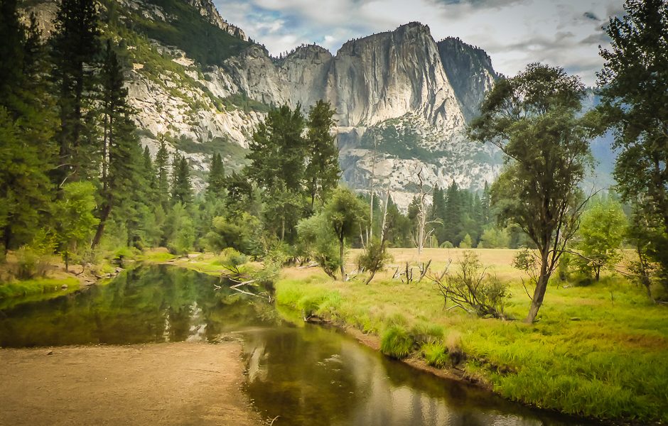La vallée du Yosemite et ses falaises de granit, reflétées dans la Merced River