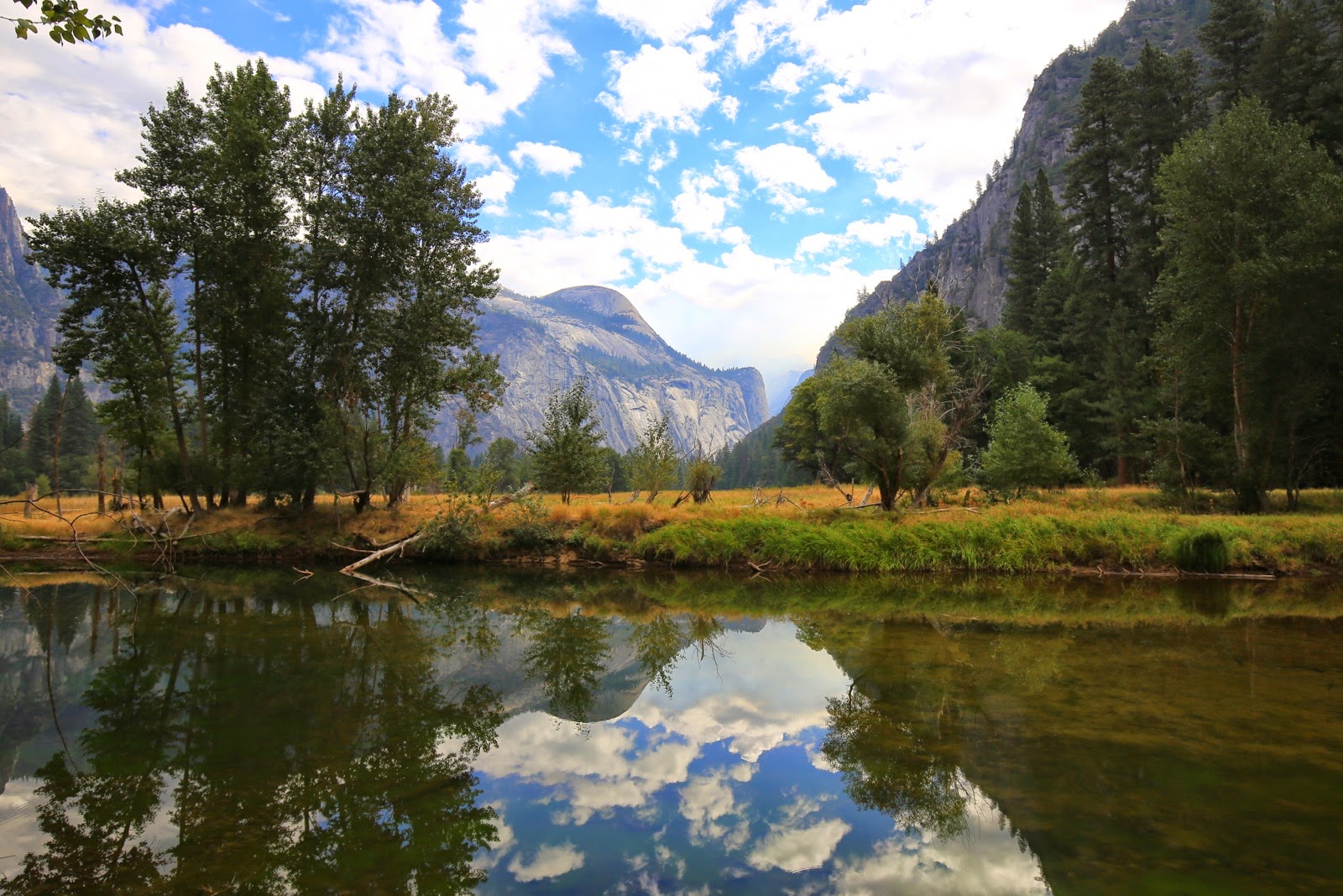Reflets des montagnes dans la Merced River