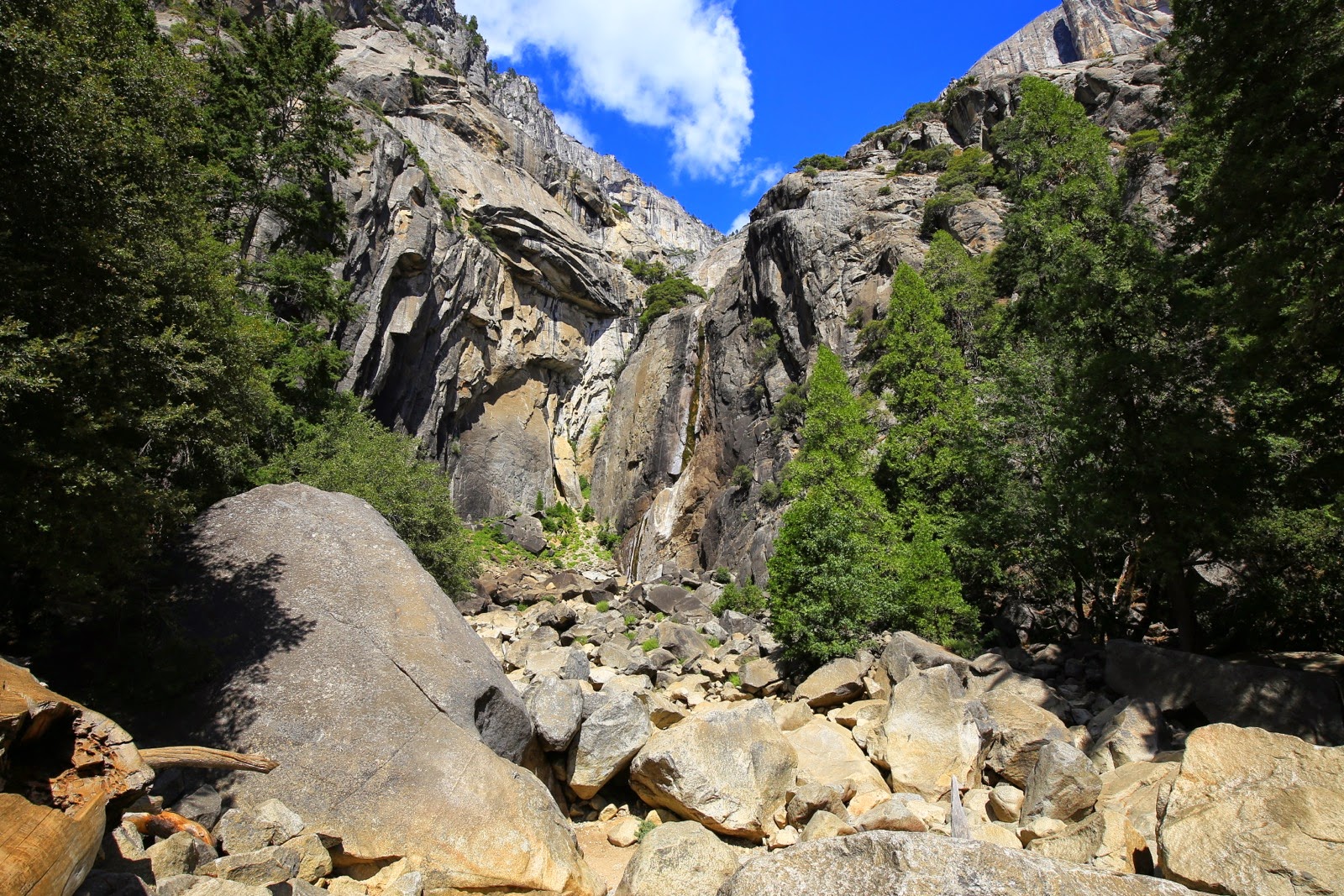 Les chutes de Yosemite à sec en été