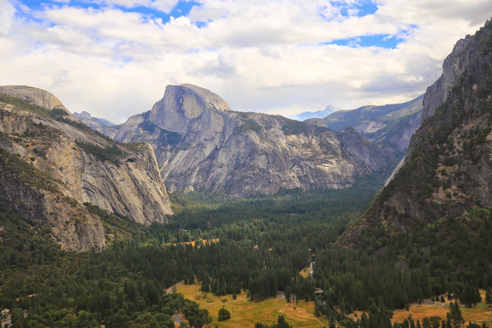 Le Half Dome au fond de la vallée du Yosemite
