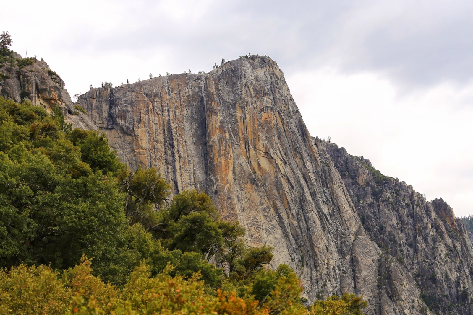Une falaise de granit verticale
