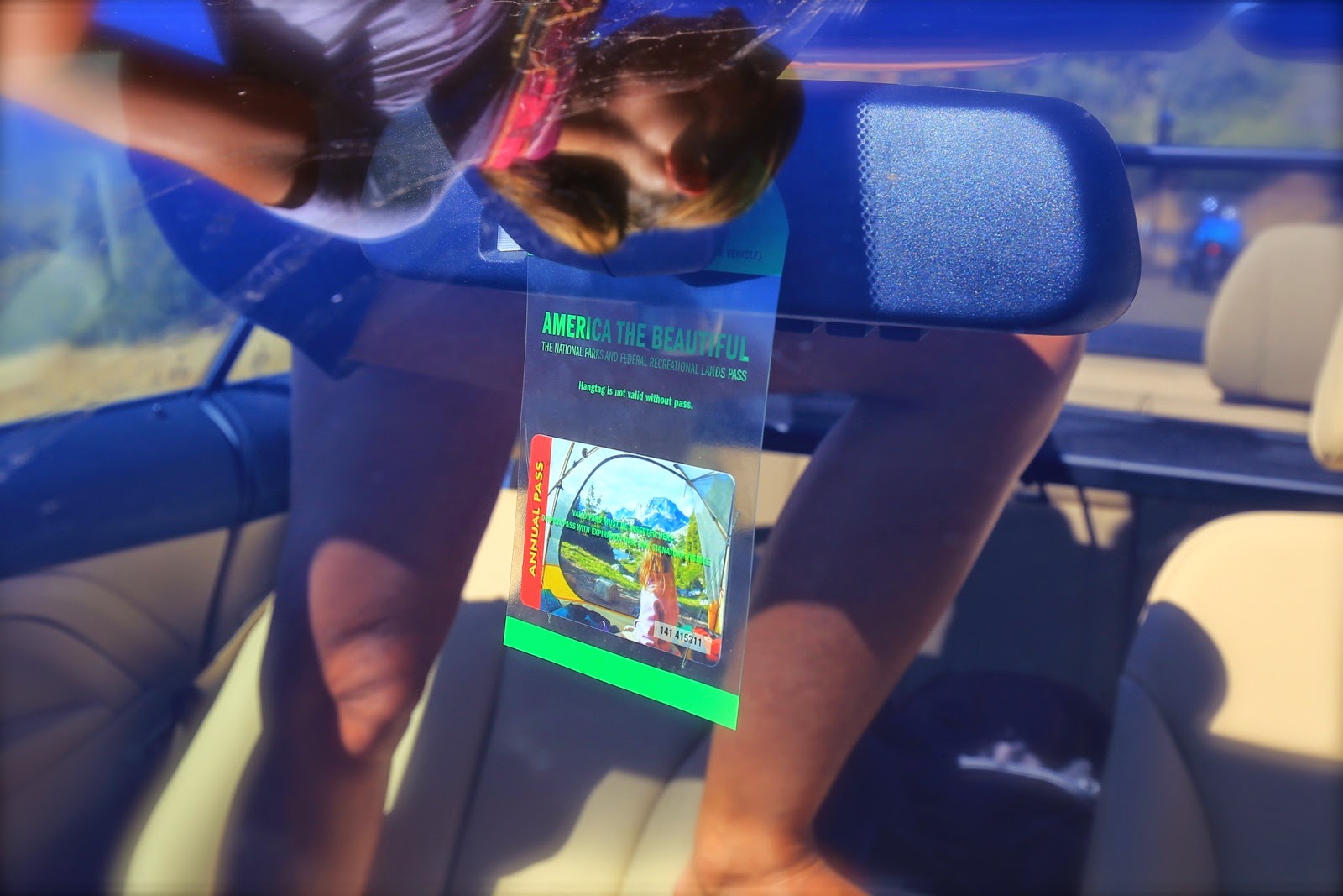 Le GPS sur le tableau de bord, cheveux au vent