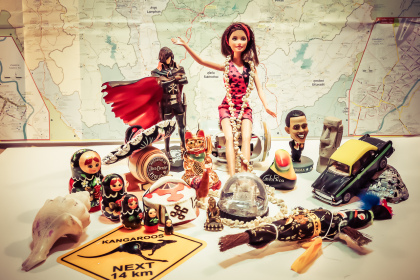 Souvenirs et figurines rapportés de notre tour du monde devant une carte du monde