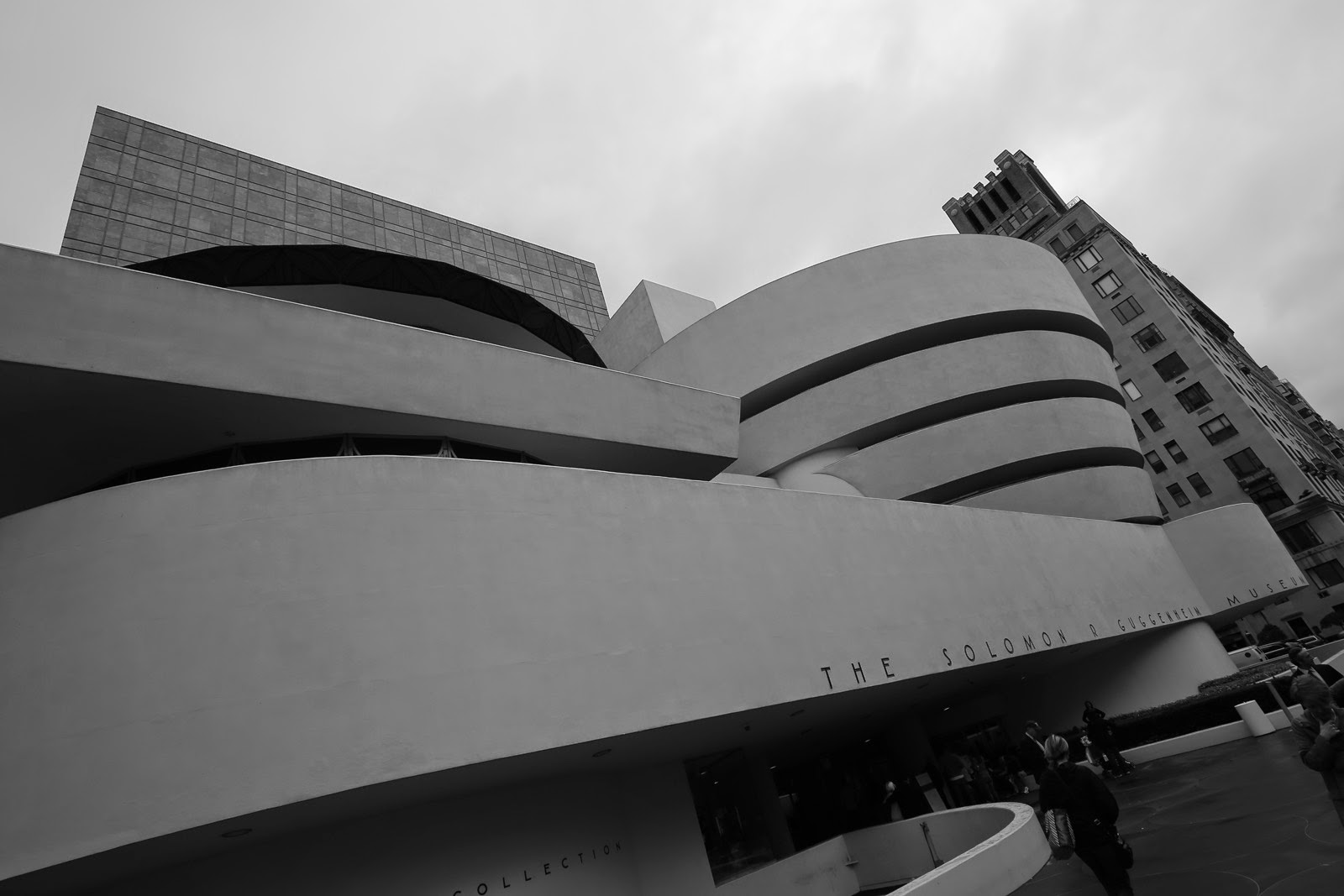 Le Guggenheim Museum et ses courbes, en noir et blanc