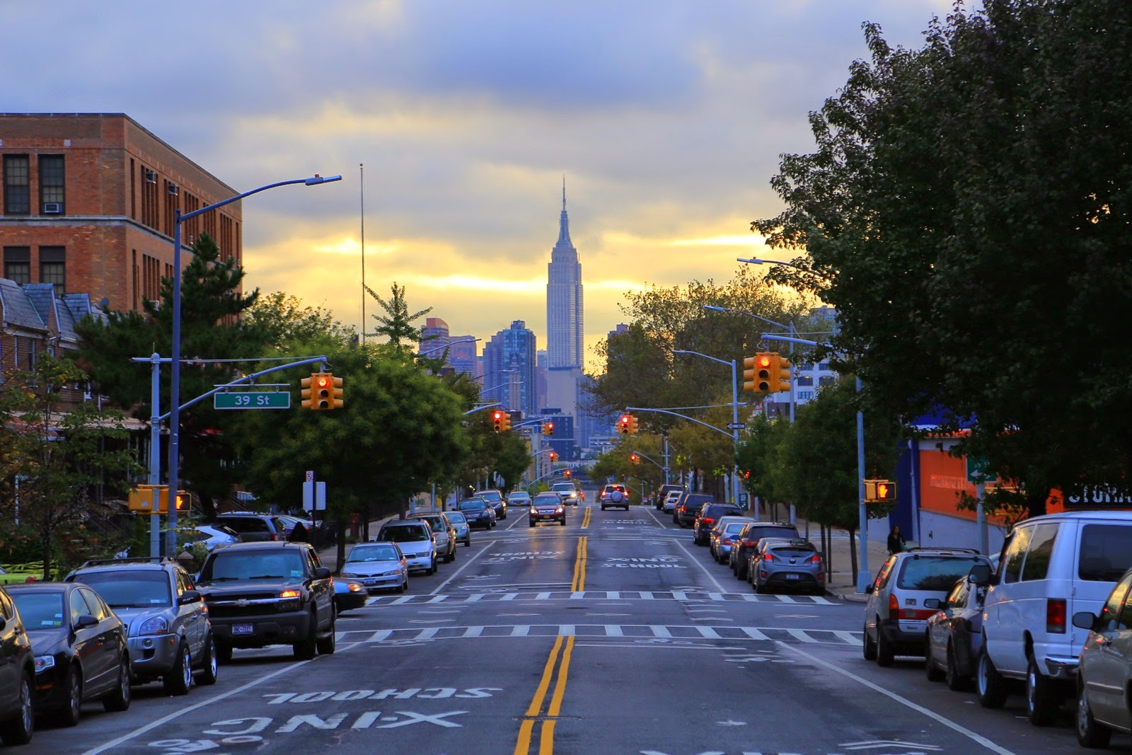 Une avenue de New York et l’Empire State Building au loin