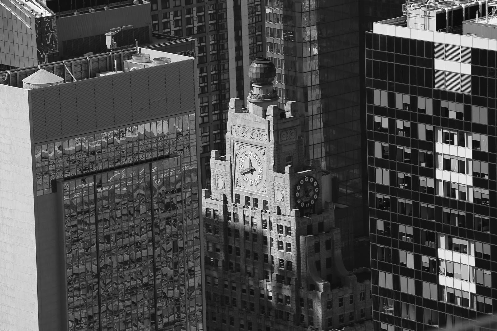 Les gratte-ciels de Midtown en noir et blanc