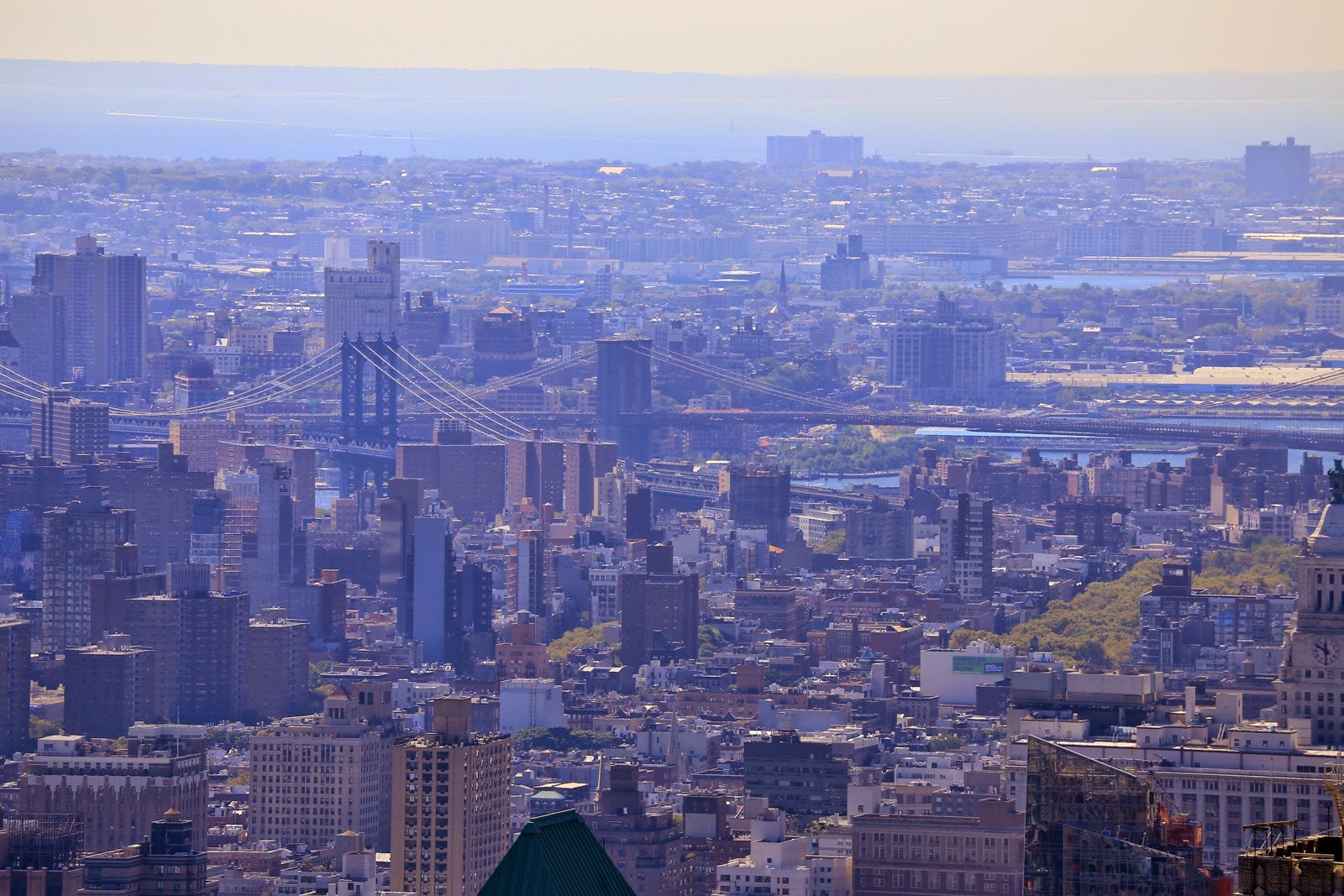 Les toits de New York dans la brume