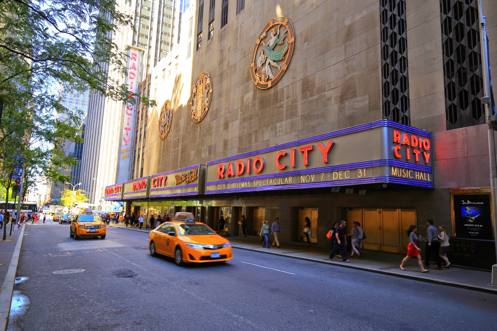 Le Radio City Music Hall et un yellow cab