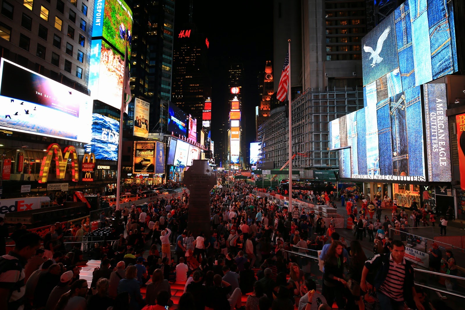 La foule et les écrans géants de Times Square