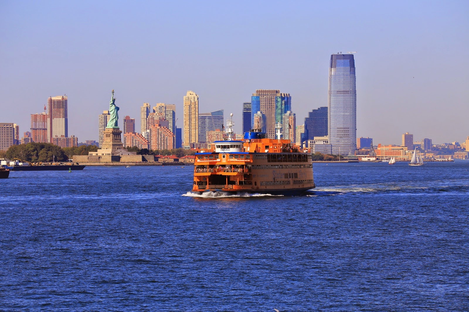 Un ferry de Staten Island devant Lower Manhattan