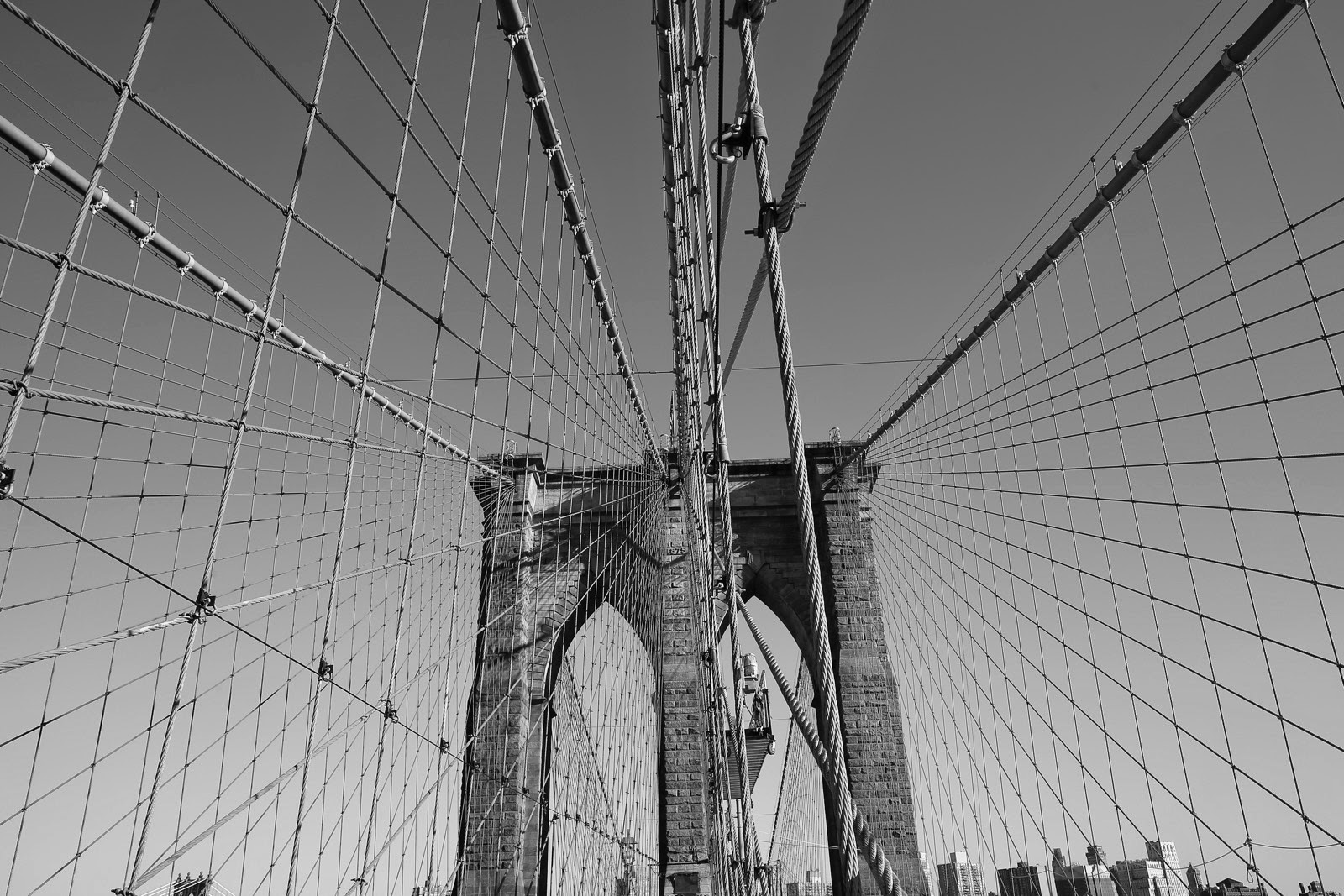 Les câbles du Brooklyn Bridge en noir et blanc