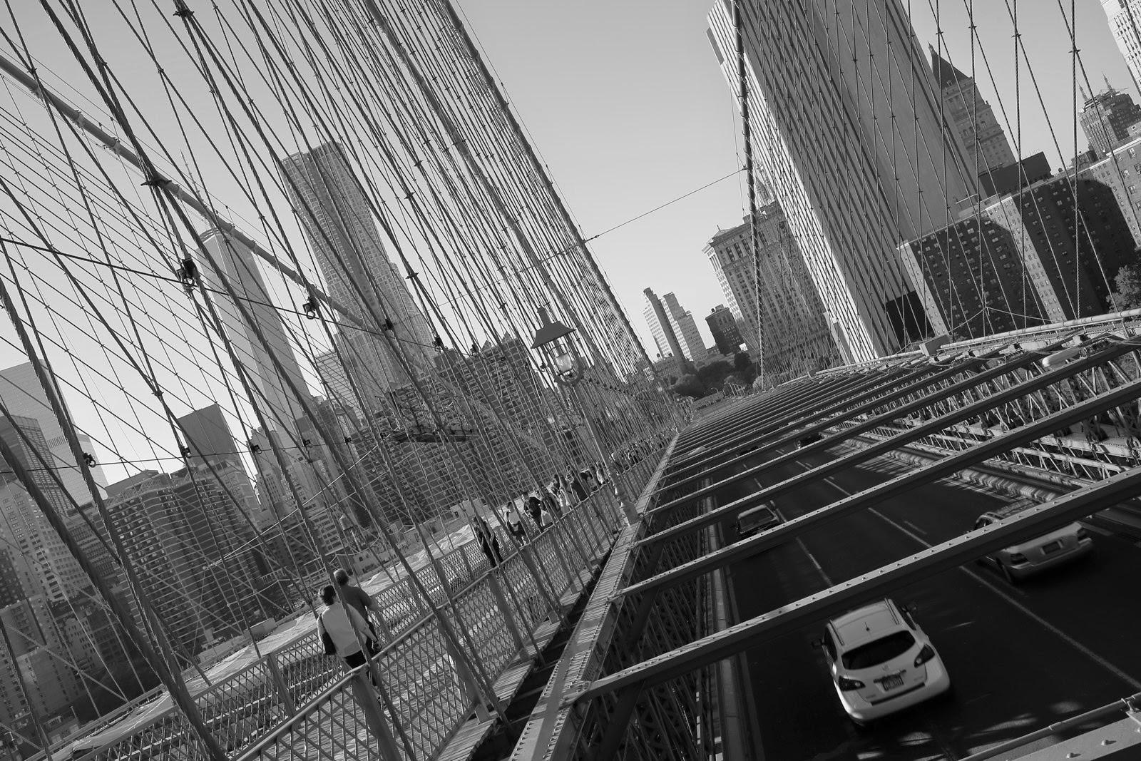 Le Brooklyn Bridge et la circulation en noir et blanc