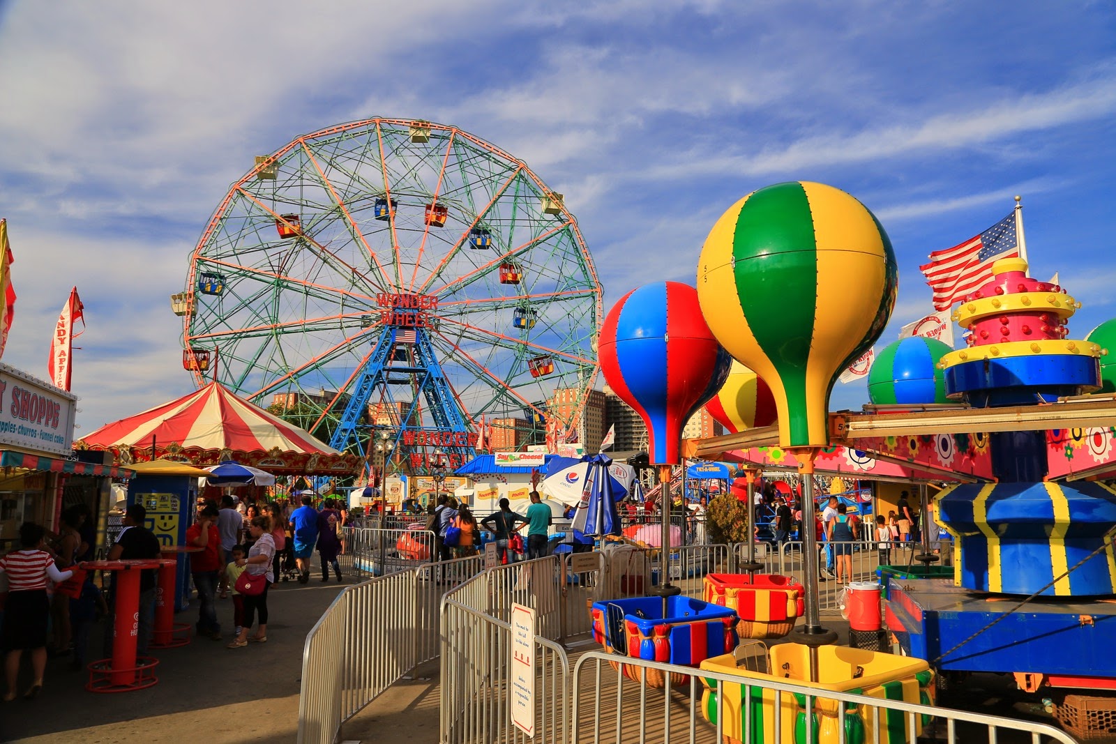 La grande roue et les manèges de Coney Island