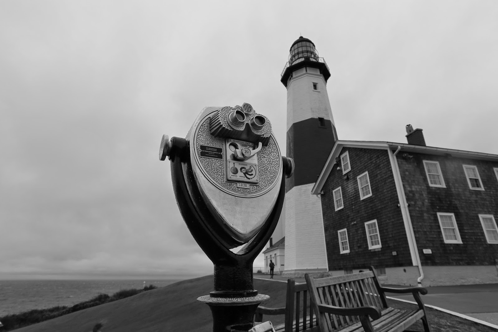 Une longue-vue devant le phare de Montauk, en noir et blanc