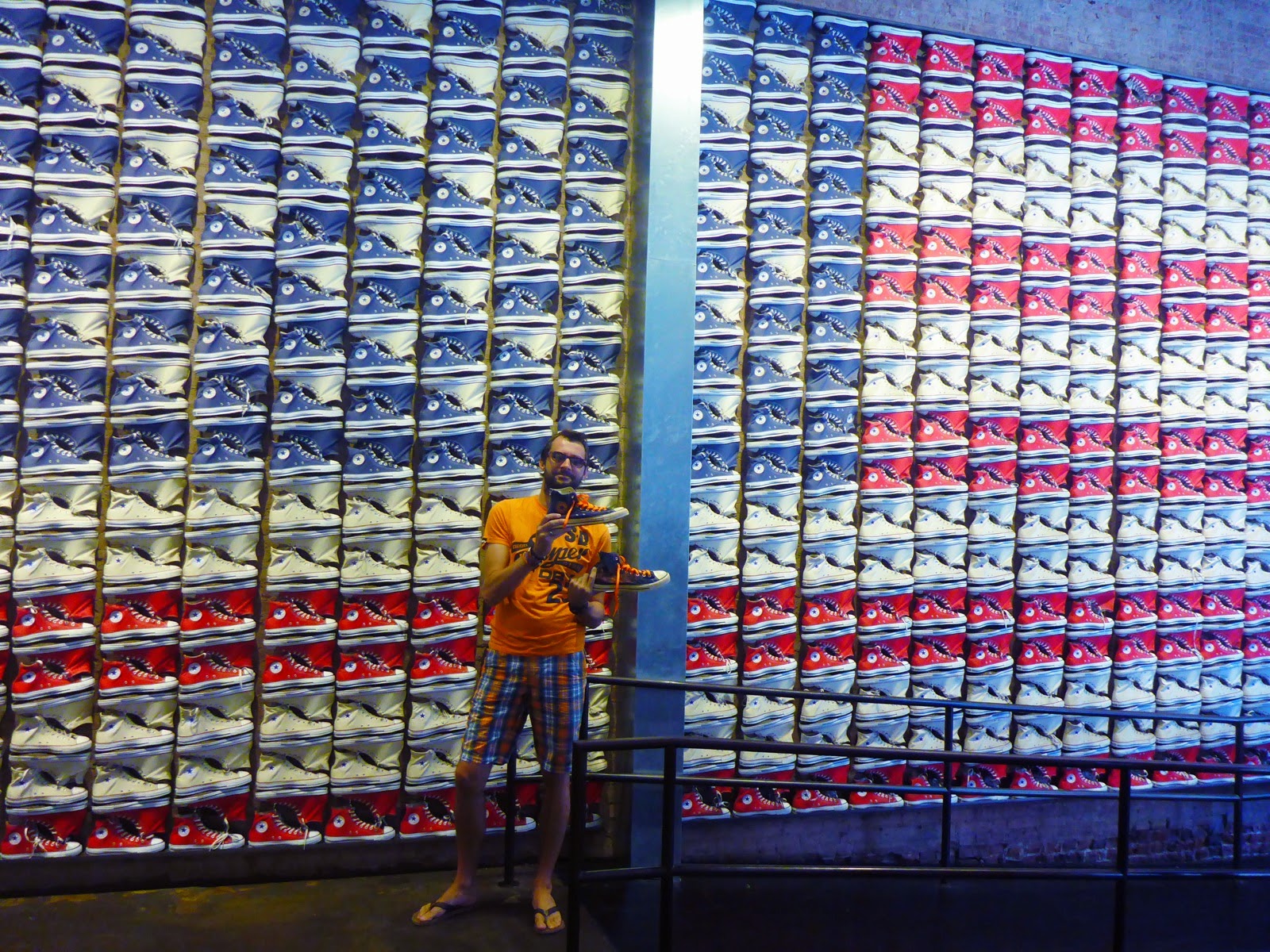 Un mur de Converse personnalisées dans le magasin de SoHo