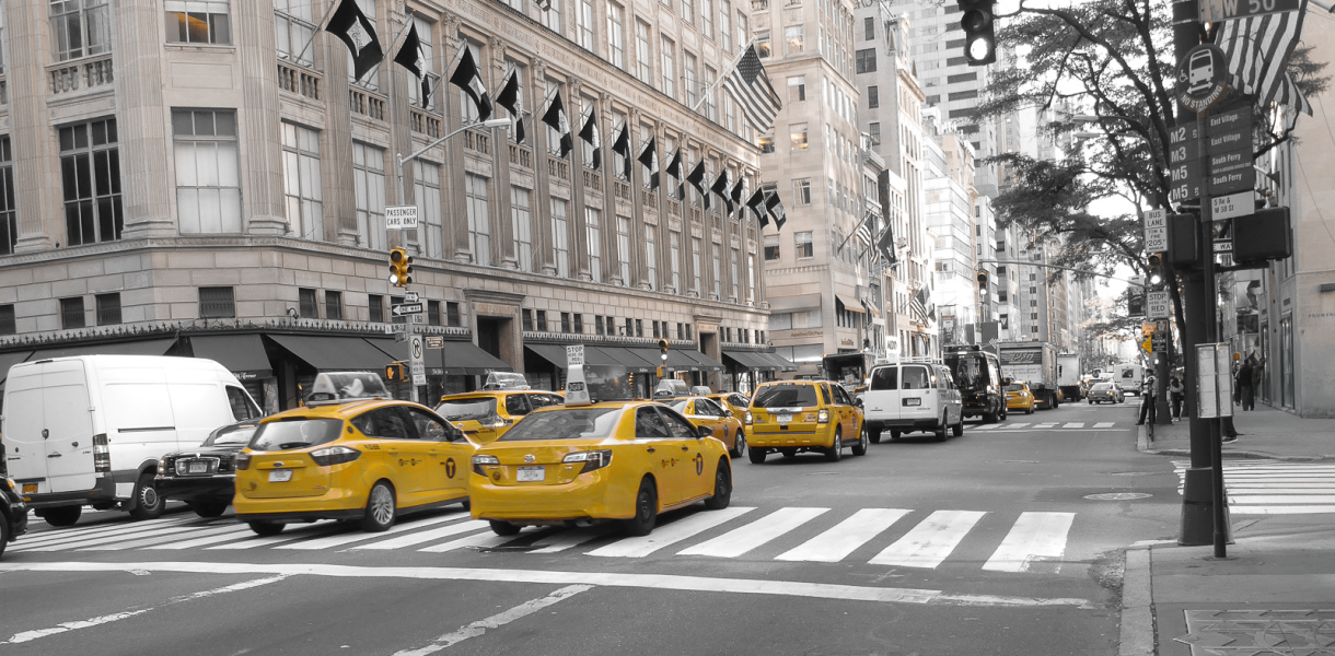 Les yellow cabs sur une avenue de New York