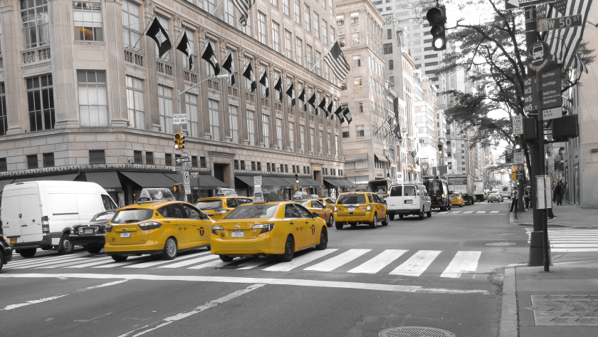 Les yellow cabs sur une avenue de New York