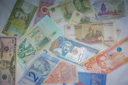 Billets de banque de différents pays, le budget de notre tour du monde