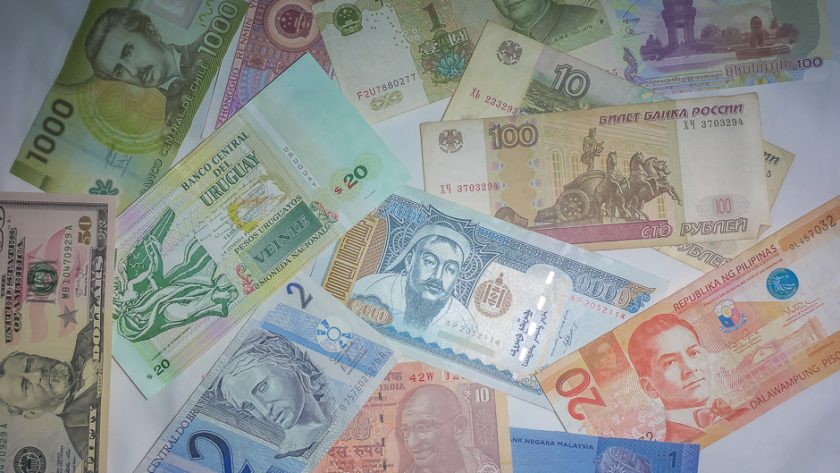 Billets de banque de différents pays, le budget de notre tour du monde