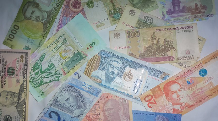 Billets de banque de différents pays, le budget de notre tour du monde