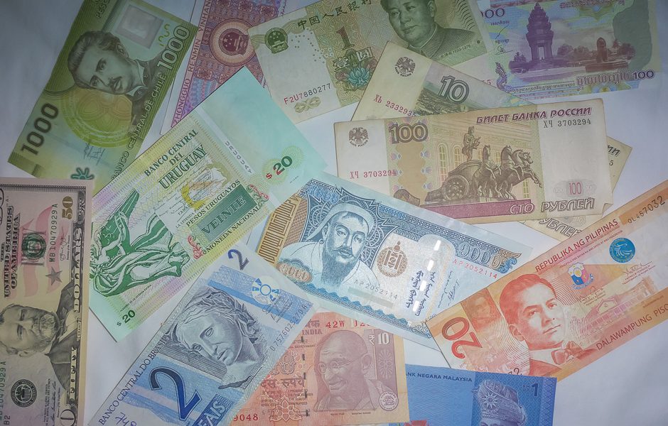 Billets de banque de différents pays, le budget de notre tour du monde