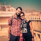 Couple de voyageurs sur une terrasse de palais, souvenir de notre tour du monde