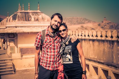 Couple de voyageurs sur une terrasse de palais, souvenir de notre tour du monde