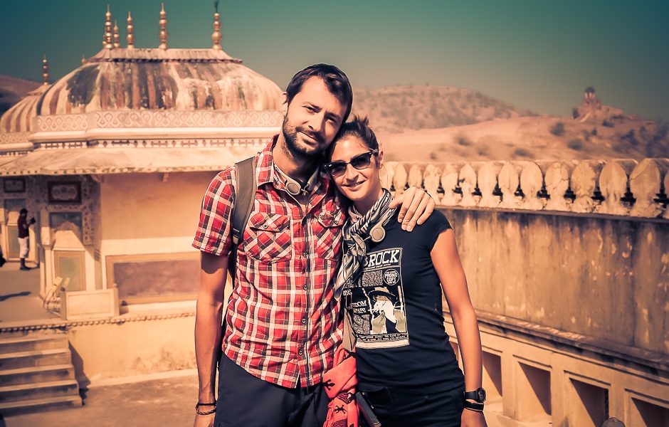 Couple de voyageurs sur une terrasse de palais, souvenir de notre tour du monde