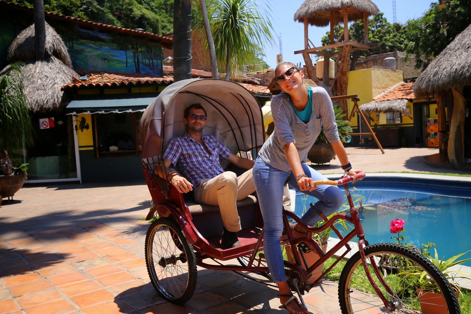 Balade en vélo-taxi au bord d’une piscine d’hôtel