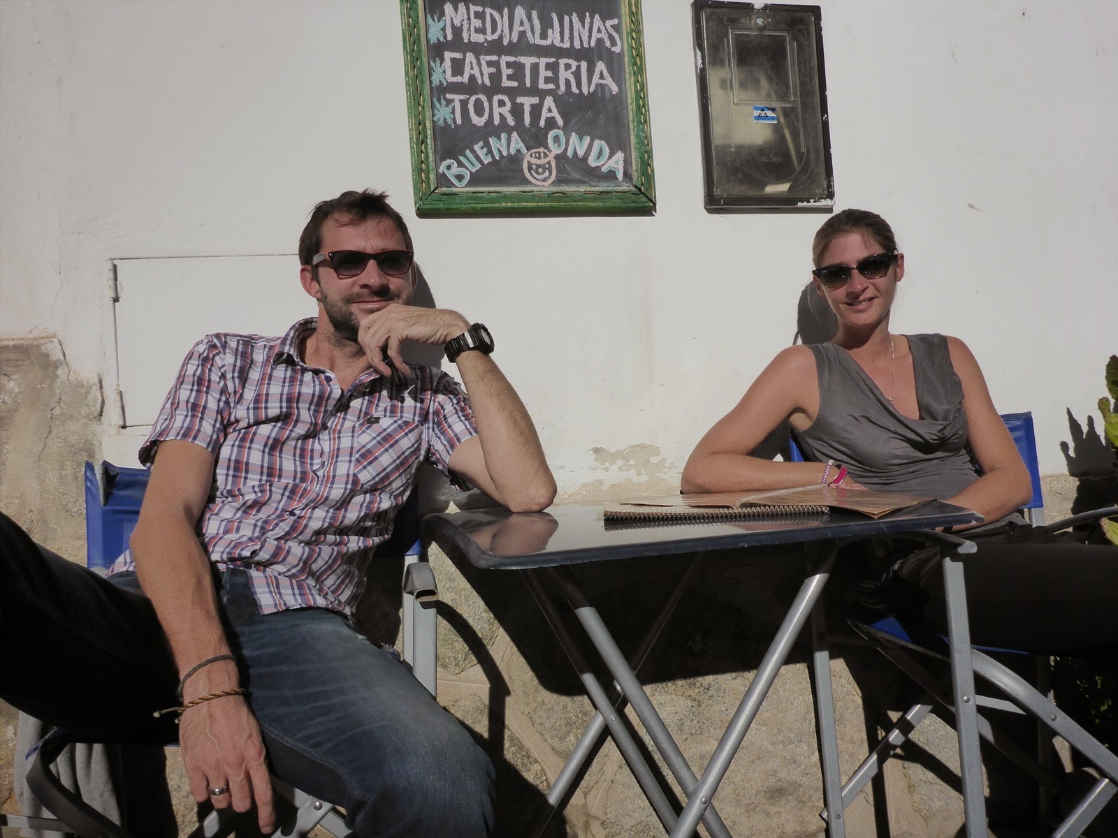 Couple de voyageurs en terrasse d’une cafétéria