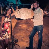 Couple de voyageurs posant devant une enseigne, notre tour du monde en chiffres