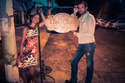 Couple de voyageurs posant devant une enseigne, notre tour du monde en chiffres