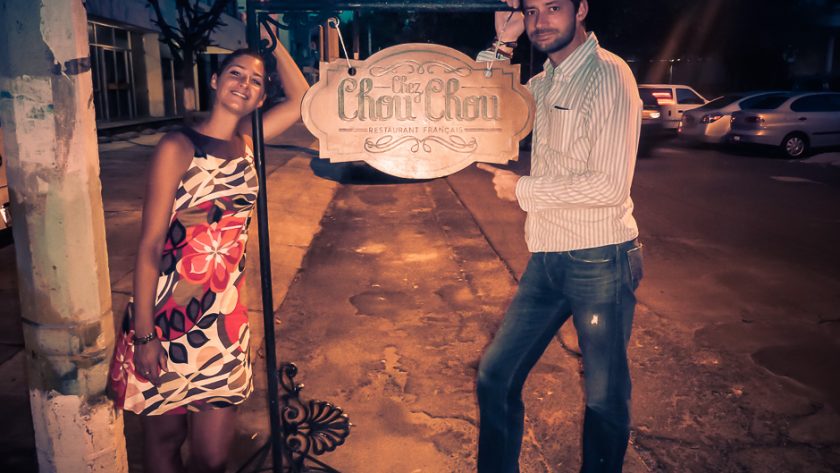 Couple de voyageurs posant devant une enseigne, notre tour du monde en chiffres