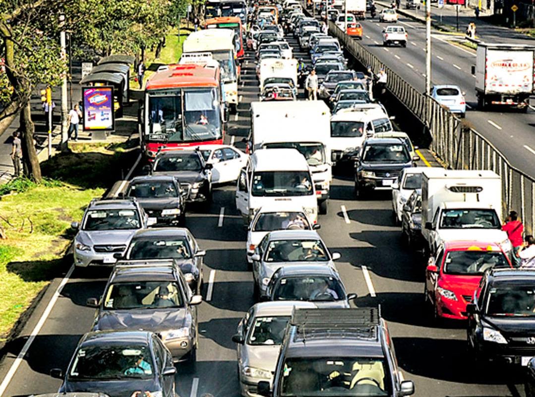 Un embouteillage monstre sur une grande route