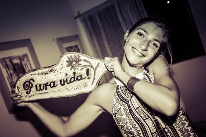 Une voyageuse brandit une pancarte « Pura vida ! »
