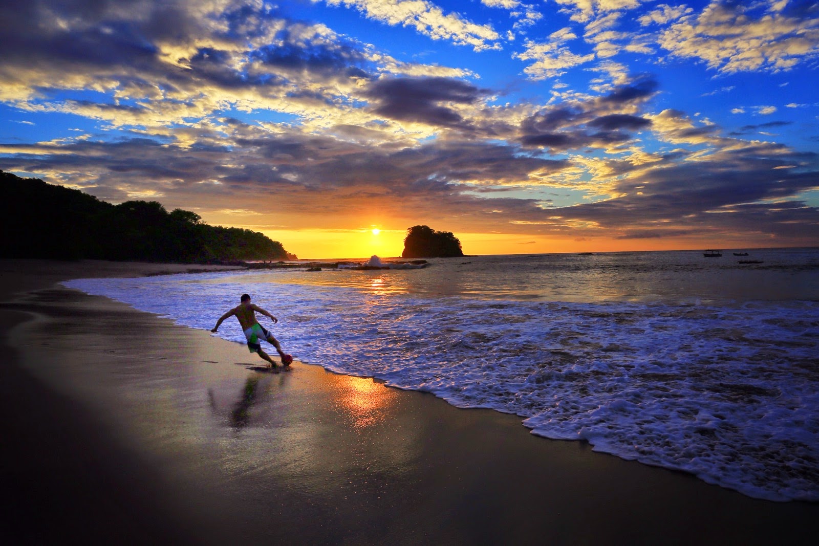 Coucher de soleil flamboyant sur une plage près de Tamarindo