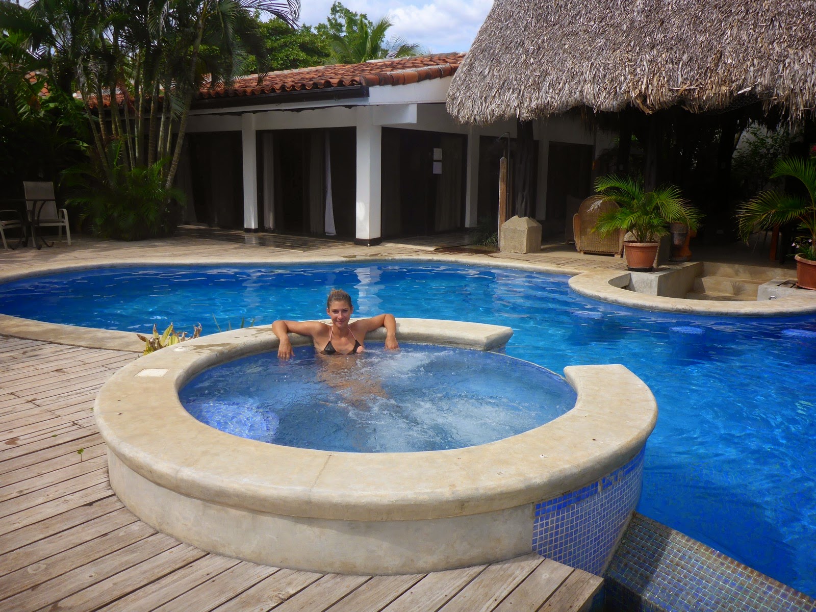 La piscine et le jacuzzi de notre guesthouse à Tamarindo
