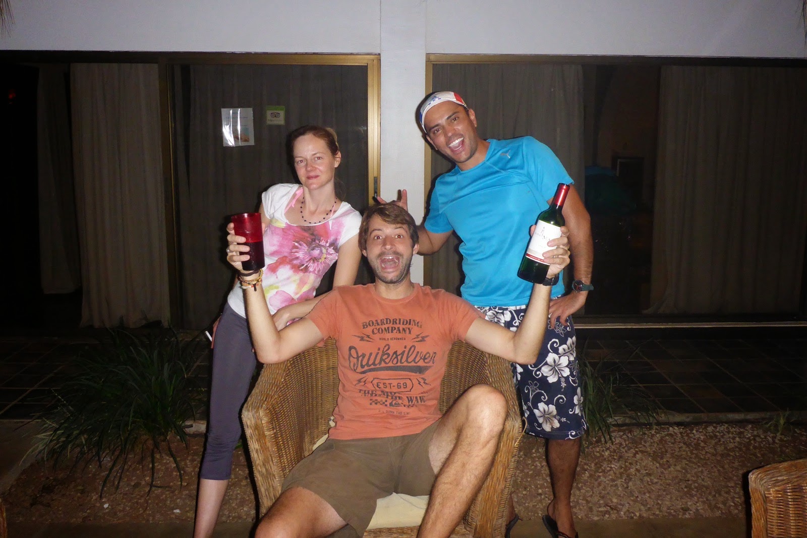 Soirée entre amis à la guesthouse, verre à la main