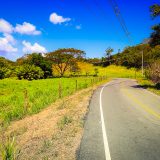 Route bordée de prairies le long de la côte Pacifique du Costa Rica
